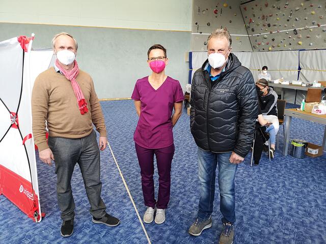 Bei den kostenlosen Corona-Antikörpertests in Krimml: Bürgermeister Erich Czerny, Dr. Maria Mendel und Vizebürgermeister Johann Leutgeb | Foto: Gemeinde Krimml