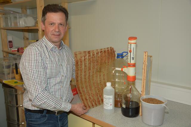 Imkermeister Werner Kurz aus Bad Waltersdorf mit den Utensilien zur Erzeugung von Propolistropfen.