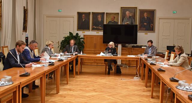 LRin Beate Palfrader (Mitte) mit Vertretern des Wohnbauförderungskuratorium  | Foto: Land Tirol/Gratl
