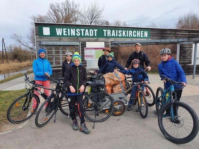 Die engagierten Radlfahrer waren diesmal am Thermenradweg zum Frühjahrsputz unterwegs. Treffpunkt war beim Rastplatz Traiskirchen | Foto: privat