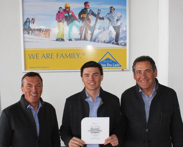 Die Bergbahnen Fiss-Ladis zeigten sich über die Auszeichnung als familienfreundlicher Arbeitgeber erfreut: Die Geschäftsführer Benny Pregenzer (li.) und Hubert Pale (re.) mit Simon Schwendinger (Team &amp; Event Management).
 | Foto: Bergbahen Fiss-Ladis