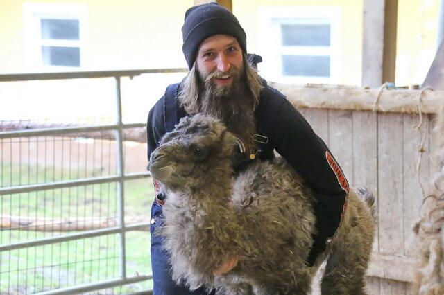 "Geburtshelfer" Thomas Schober freut sich über die kleine Saphira.