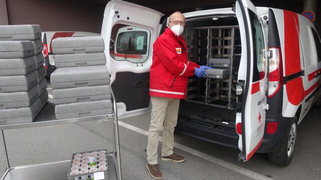 Hans-Peter Auzinger half vor über 30 Jahren mit, das Essen auf Rädern in Schärding aufzubauen und ist bis heute dabei.  | Foto: Rotes Kreuz