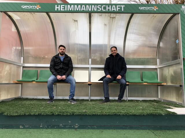 Dragan Micic und Wolfgang Lechner sitzen zwar auf der Ersatzbank, aber nur deswegen, weil Corona derzeit keine Trainings zulässt. | Foto: Schneeberger