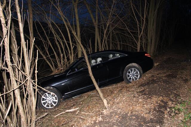 Ein Autolenker entzog sich der Anhaltung durch die Autobahnpolizei und verunfallte später. | Foto: (alle) lpdnö
