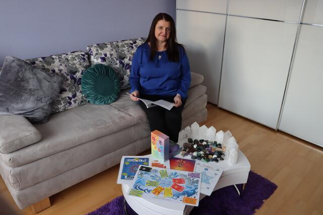 Vera Brezina mit einigen ihrer Hilfsmittel für die Rainbow Reiki Methoden. | Foto: Alexandra Goll
