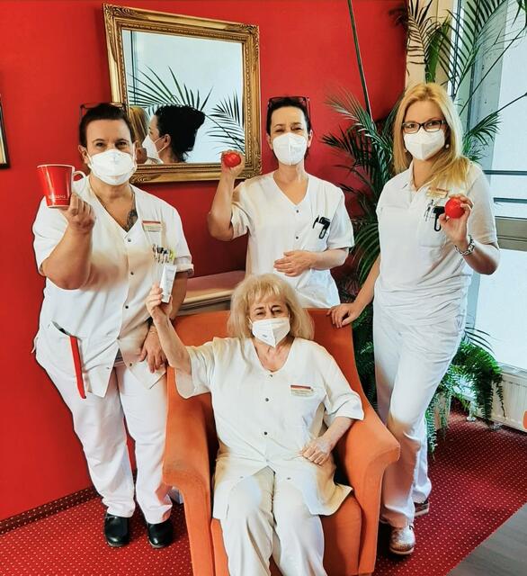 Zum Weltfrauentag wurde jeder Mitarbeiterin bei Kursana ein hübsches Kaffeehäferl - für die erholsame Pause - als symbolische Anerkennung für ihr Engagement überreicht. | Foto: Kursana