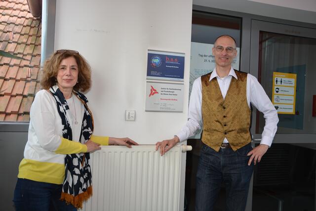 Stehen mit Rat und Tat zur Seite: Ursula Kreisel-Zeiringer und Dietmar Hirschmugl von der b.a.s. Suchtberatung Hartberg.