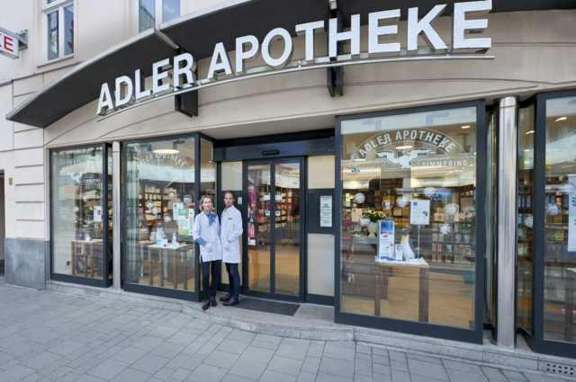 Durch die Bereitschaftsdienste ist man in Simmering auch am Wochenende und in der Nacht nie weit entfernt von einer offenen Apotheke – hier die Adler Apotheke in der Simmeringer Hauptstraße 44.