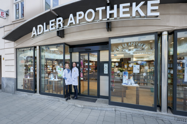 Durch die Bereitschaftsdienste ist man in Simmering auch am Wochenende und in der Nacht nie weit entfernt von einer offenen Apotheke – hier die Adler Apotheke in der Simmeringer Hauptstraße 44. | Foto: Adler Apotheke