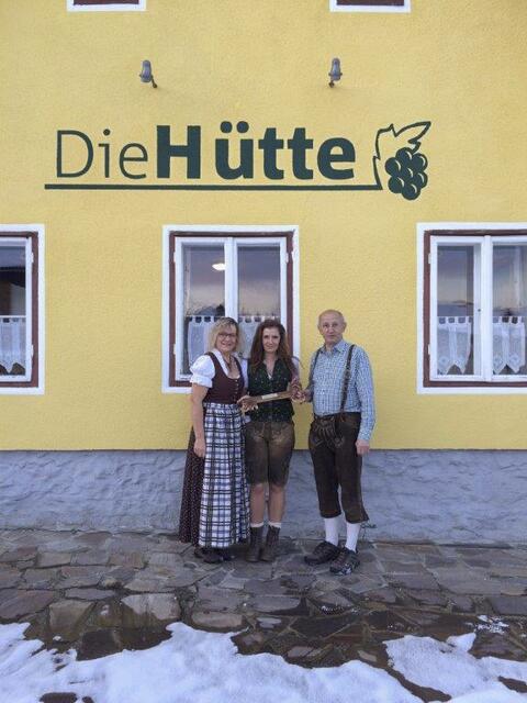 Bei der Übergabe des Heurigen "Die Hütte" an Kerstin Schreiber (mitte)