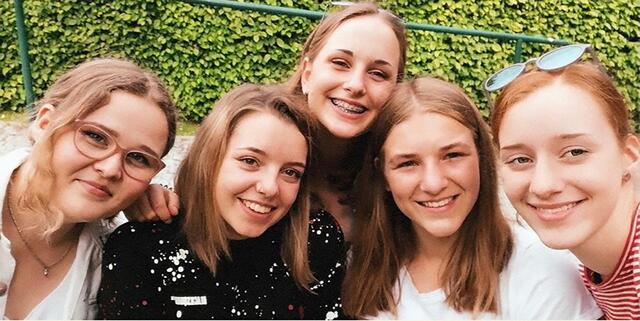 Seit einigen Monaten arbeiten die fünf Klassenkolleginnen intensiv an ihrem Projekt.  | Foto: K.K.