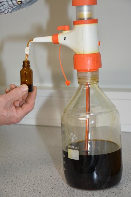 Danach wird die Flüssigkeit filtriert und in Fläschchen abgefüllt.