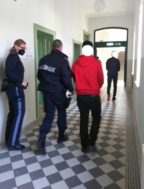 Die Angeklagten werden im Landesgericht abgeführt. | Foto: Probst