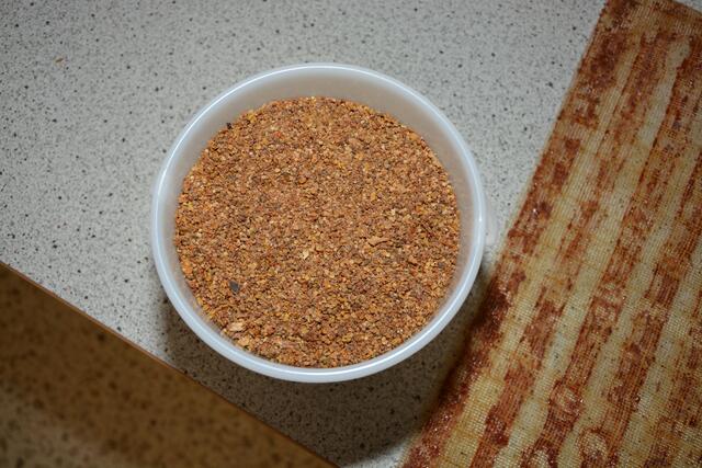 Im Juli wird das Gitter abgenommen, eingefroren und das harte Propolis abgeschabt und zerkleinert.