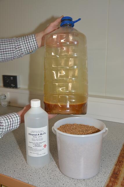 Das Granulat wird mit 96 prozentigen Alkohol (Ethanol) für zwei bis drei Monate angesetzt. 