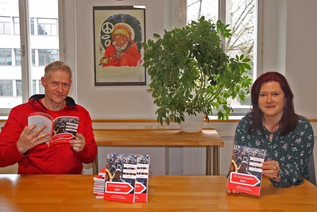 Sabine Engleitner-Neu und Andreas Brich mit dem neuen Sozialratgeber. | Foto: SPÖ Steyr
