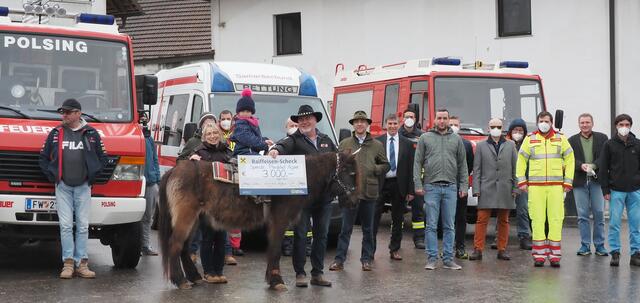 Ein Dank an die freiwilligen Helfer: Sylvia und Kurt Aigner (Bildmitte) bei der Übergabe des Spendenschecks. | Foto: Strasser