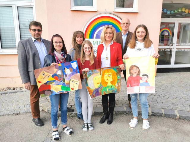Direktor Alois Naber, Melissa Edlinger (Klasse 2b), Lehrerin Helga Payer, Lea Holzer-Söllner (Klasse 2a), Lions-Präsidentin Ulrike Blei, Lions Quest- Beauftragter Dipl. Ing. Martin Höbarth und Sophia Oßberger (Klasse 4c) | Foto: privat