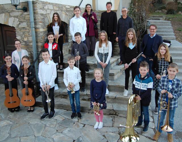 Bgm. Marcus Martschitsch und Musikschul-Direktor Alois Lugitsch gratulierten den erfolgreichen Schülern und Lehrern. | Foto: Alfred Mayer