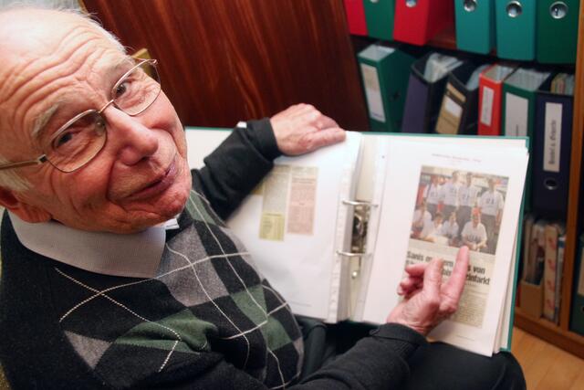 Nicht nur mit historischen Bildern, sondern auch mit einem Tausende pdf-Dateien umfassenden Pressearchiv bewahrt Franz Walzer die Geschichte der Region. | Foto: Eckhart Herbe