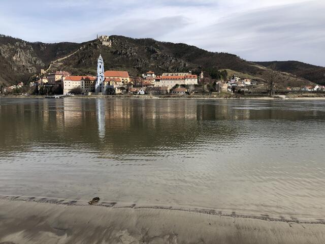 Vom Strand aus blickt man auf Dürnstein. | Foto: Doris Necker