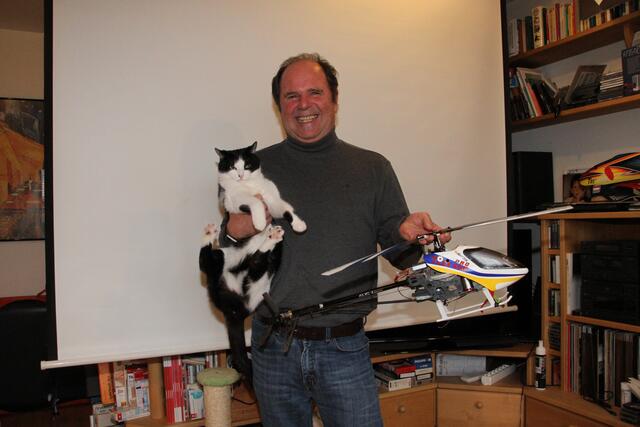 Helikopter und Katze: Wolfgang Schinwald präsentiert seinen dritten Krimi.