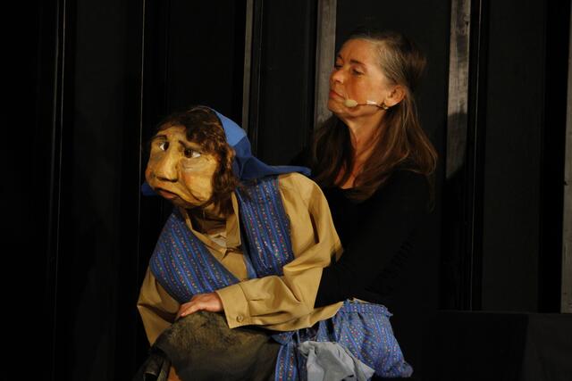 "Frau Hedwig" durchleuchtete das letzte Jahr auf ihre Art und Weise.