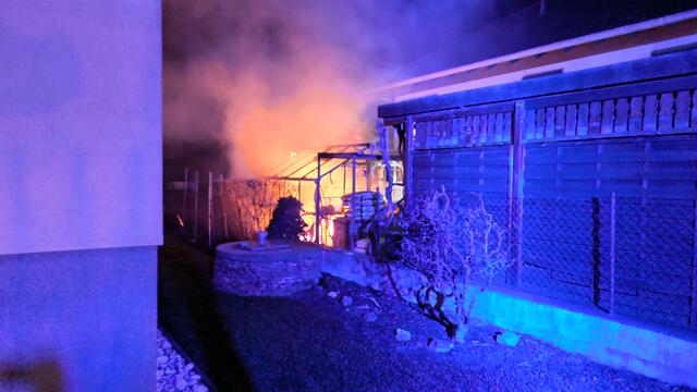 In Flammen: Ein Gewächshaus in Breitenwaida