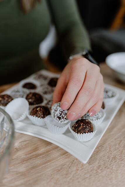 Vegane Naschereien dürfen auch sein.  | Foto: Cornelia Ibbetson