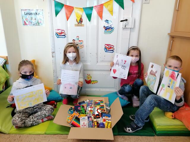 Lilly, Eva, Timea und Jannis haben für ihre Partner-Schüler gemalt.
 | Foto: Sta Christiana