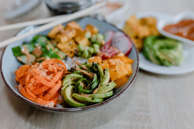 #eattherainbow: Die Basis der Erhährung sollte durch Gemüse, Obst und vollwertiges Getreide gedeckt werden: Je bunter der Teller, desto mehr Nährstoffe.  | Foto: Cornelia Ibbetson