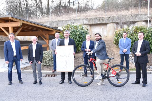 Die Bürgermeister der Anrainergemeinden mit LR Heinrich Dorner präsentieren die Radroute: Robert Marlovits (Schachendorf), Wolfgang Tauss (Großpetersdorf), Gerhard Klepits (Hannersdorf), Heinrich Dorner, Georg Rosner (Oberwart), Hans Unger (Oberschützen), Werner Gabriel (Schandorf) und Gert Polster (Bad Tatzmannsdorf) - nicht am Foto Martin Kramelhofer (Rechnitz) | Foto: Michael Strini