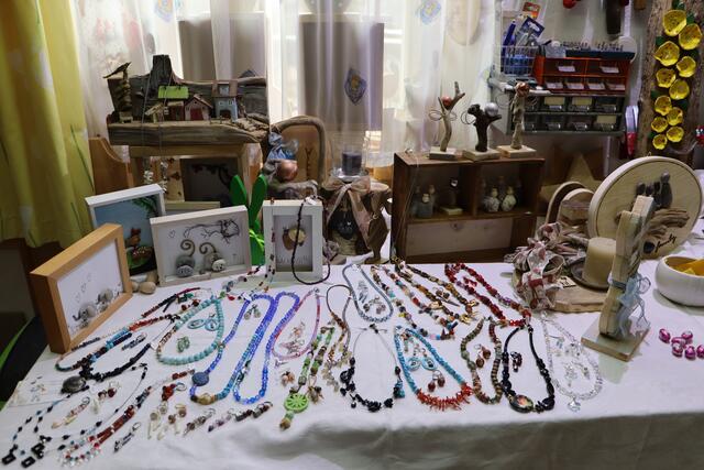 Auch handgemachten Schmuck gibt es dort! | Foto: Ricarda Stengg