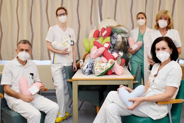 Primarius Dr. Karl Anzböck, DGKP Anja Altinger, Ass. Dr. Martina Schuster, DGKP Christine Amon, STL DGKP Michaela Riepl, MSc (vorne rechts sitzend)