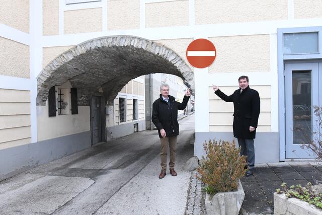Bürgermeister Werner Krammer (r.) und Stadtrat Mag. Erich Leonhartsberger vor dem Torbogen in der Burgfriedstraße, wo künftig die „Französische Einbahn“ beginnt. | Foto: Magistrat