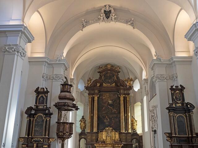 Das Kirchenschiff erstrahlt in hellem Weiß. Im letzten Schritt sollen nun die Kunstwerke, wie die Altäre und die Orgel, gesäubert und restauriert werden. | Foto: Niedersüß/Pfarre