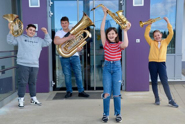 Florianer im Freudentaumel: Manuel Oswald am Horn, Anton Deutschmann auf der Tuba, Nina Fuchs am Saxophon und Diana Legenstein auf der Trompete freuen sich riesig über ihre Top Platzierung bei "Prima la Musica" | Foto: Elisabeth Felber