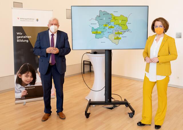 Bildungs-Landesrätin Christiane Teschl-Hofmeister und Bildungsdirektor Johann Heuras bei der Präsentation der Maßnahmen
 | Foto: NLK Filzwieser