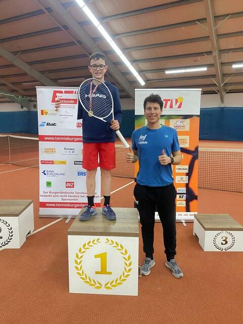 Österreichischer Jugendmeister U12 Einzel:
taf-Player GABRIEL NIEDERMAYR mit taf-Headcoach Marco Zandomeneghi | Foto: taf-tennis academy