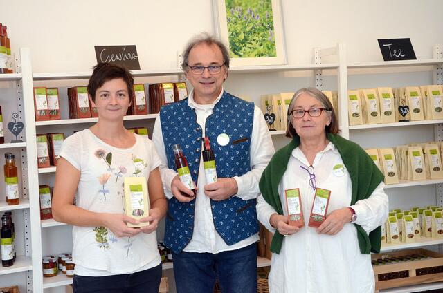 Richard und Erkentraud Leisch mit Tochter Julia (l.) von der Kräutermanufaktur Sallmannsberg in Prambachkirchen. | Foto: Josef Pointinger/BezirksRundschau