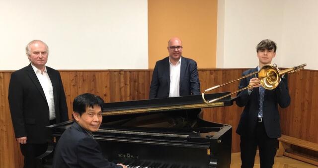 Korrepetitor Bernabe Palabay am Klavier mit Hauptfachlehrer Gerhard Ranftl, Alfred Ornig und Matthias Aichelsreiter-Holzmann (v.l.) | Foto: Alfred Ornig