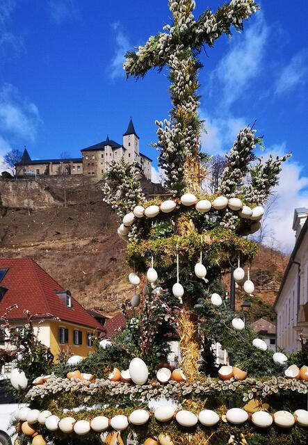 Die Osterkrone besteht aus Hühner-, Gänse- und Enteneiern.
