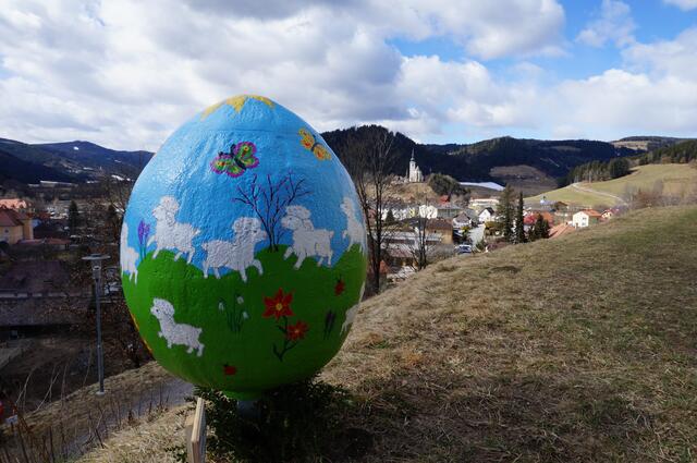 Den Weg zum Schlossberg säumen große Ostereier. | Foto: Heidi Nott