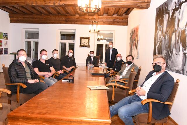 Wolfgang, Ulrich, Richard und Josef Haselsteiner (Fa. HAFO), Bürgermeister Werner Krammer, Geschäftsführer der Wirtschaftspark Ybbstal GmbH, Gerhard Lueger (Bürgermeister Ybbsitz), Notar Martin Sonnleitner und Matthias Pialek (Leiter Liegenschaftsabteilung)  | Foto: Foto: Magistrat