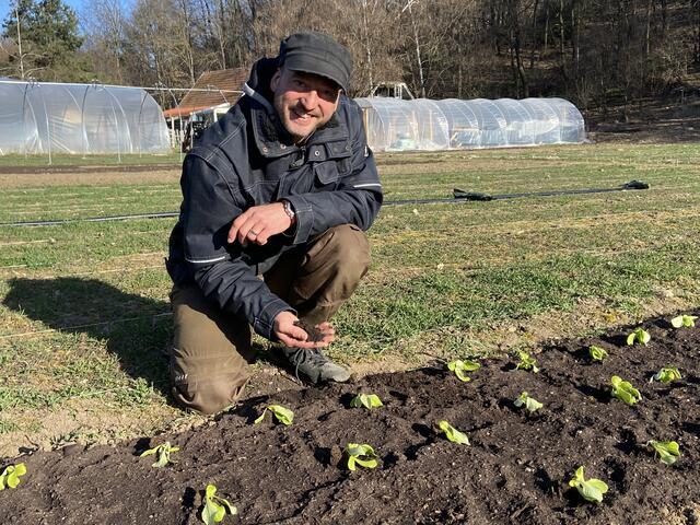 "Das Arbeiten im und mit dem Boden, sehen wie aus dem Samen eine Pflanze entsteht und das Wissen Gemüse in bester Qualität zu produzieren erdet und erfüllt mich sehr", erklärt Andreas Nussbaumer.  | Foto: Elisabeth Nussbaumer