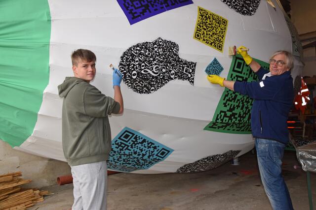 Johann Buchinger, leidenschaftlicher Musiker und Lehrer, mit seinem Schüler Felix bei den letzten Pinselstrichen. | Foto: Stadtgemeinde Deutschlandsberg