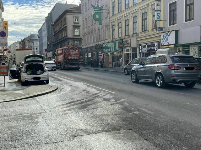 Viel Asphalt, kein Grün und mit Einbahnführung: so sieht die Reinprechtsdorfer Straße derzeit aus. | Foto: Barbara Schuster
