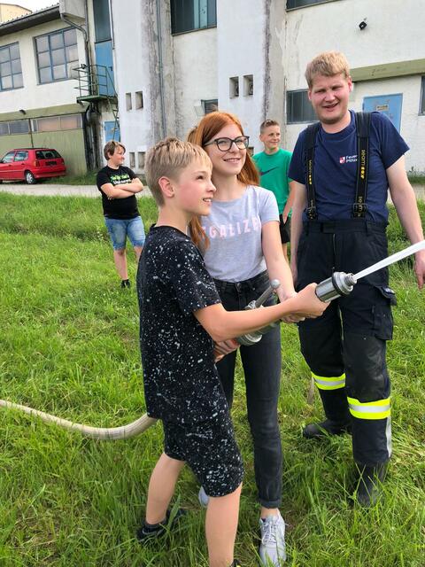 Martin Mayr (r.) ist Jugendbetreuer bei der Feuerwehr Plötzenedt. Sophie und Maximilian sind begeistert bei der Sache. | Foto: FF Plötzenedt