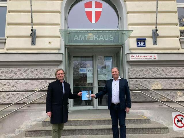 Martin Fabisch, Bezirksvorsteher des 8. Bezirks (Grüne, l.) traf sich mit Franz Prokop (SPÖ), seinem Amtskollegen aus Ottakring. | Foto: BV8